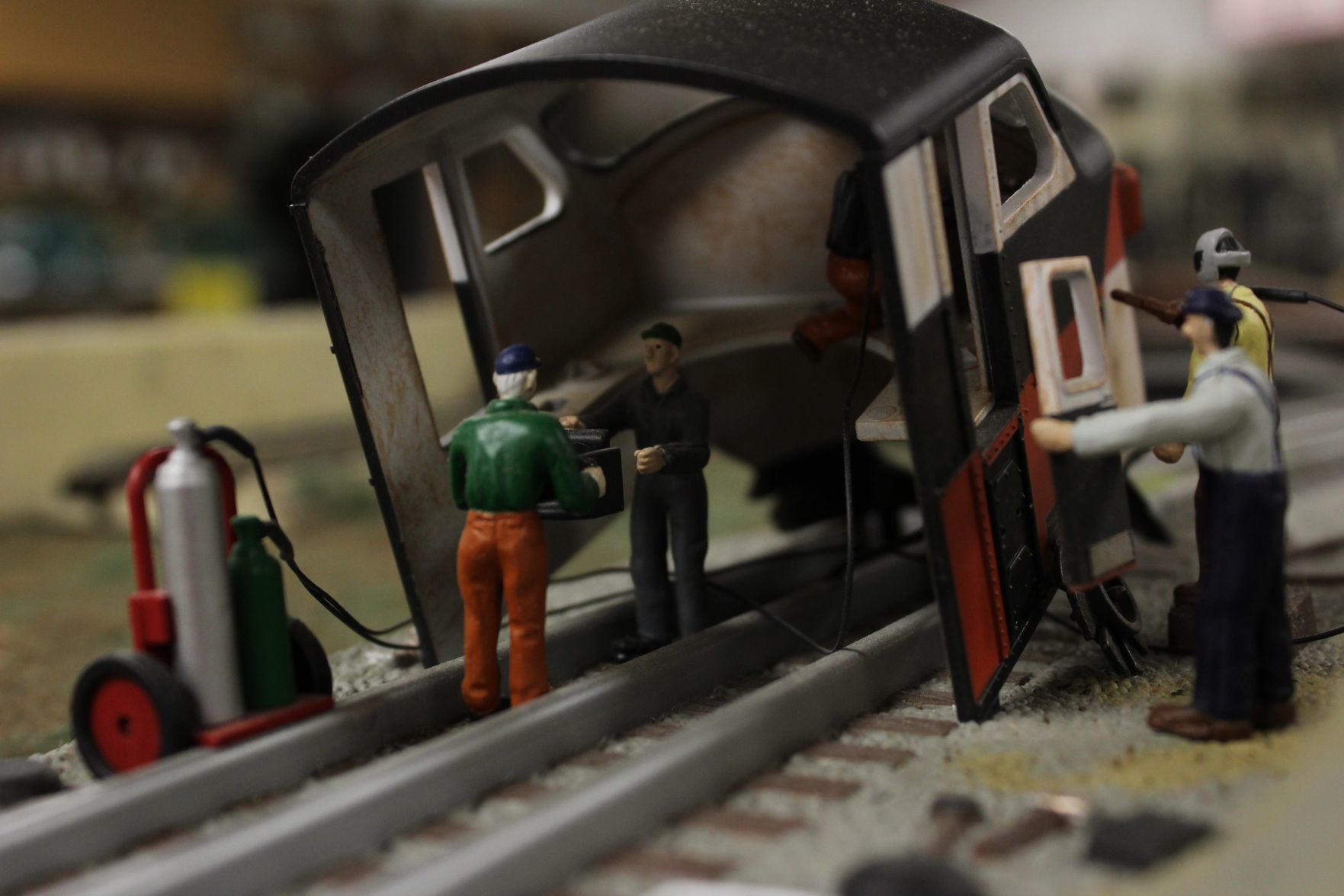 Figurines work on model train